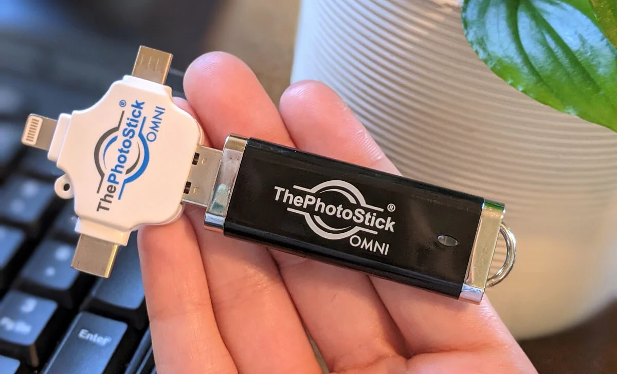ThePhotoStick OMNI i handen på ett tangentbord